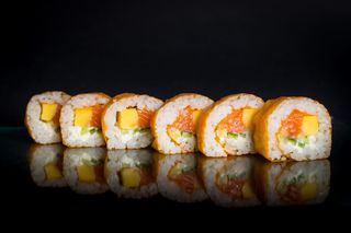 Футомаки сьомга и манго (6бр-140г)