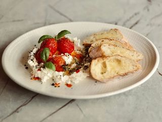 Крем сир з прянощами та запеченими томатами чері (280g)