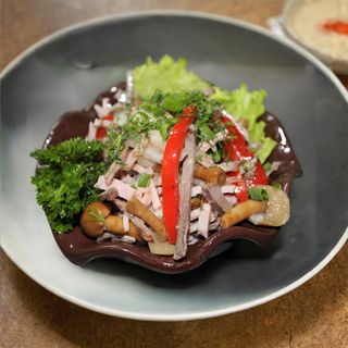 Салат из ветчинки, говядины и грибочков