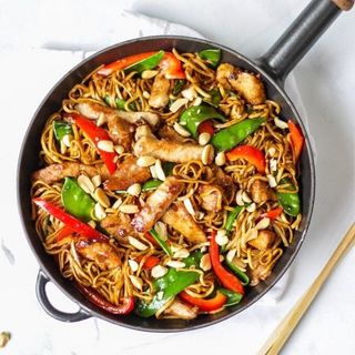 Pork chow main noodles 
