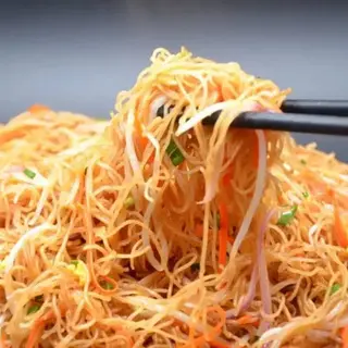 30. Fideos De Arroz Con Tres Delicias