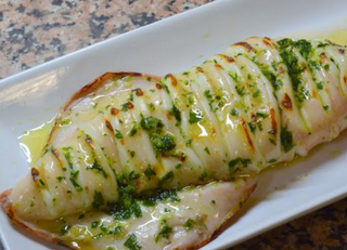 Calamar a la plancha con guarnición