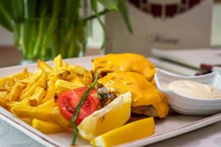 Запечени кюфтенца с чедър и пепероне (250г)