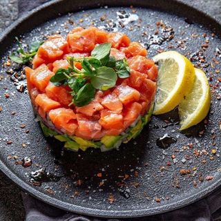 202. Tartare Salmone Plus