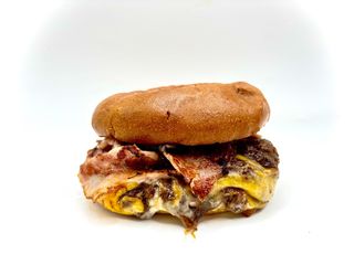 Hamburguesa De Pulled Pork con patatas.