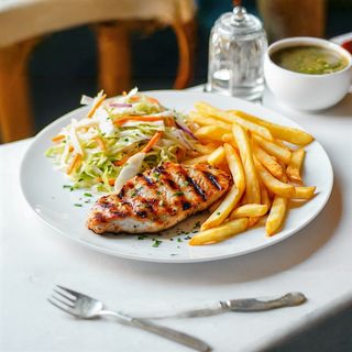 Piept de pui la grătar cu cartofi pai și salată de varză - 500g