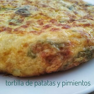 Pintxo de tortilla de patatas con pimientos