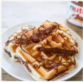 Waffel con nutella e zucchero a velo