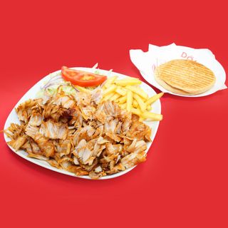 Plato de Pollo con todo lechuga cebolla tomate patatas y salsa