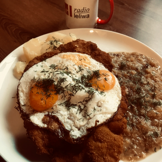 KOTLET SCHABOWY / PIECZARKI / 2 JAJKA SADZONE / ZIEMNIAKI / KAPUSTA ZASMAŻANA Z BOCZKIEM.