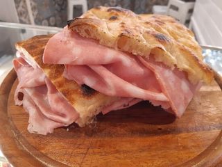 Schiacciata con mortadella