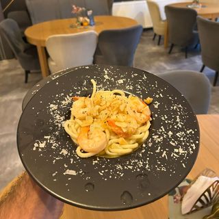 Makaron z krewetkami czosnkiem i pietruszka na maselku