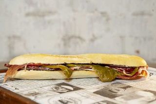 Bocadillo de Jamón Ibérico con pimiento verde.