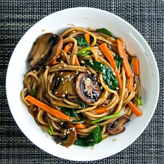 Teriyaki udon z pieczarkami