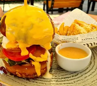 Burger Azalli cu cartofi prajiti cu parmezan