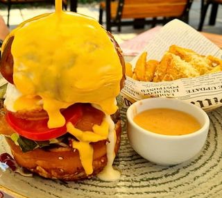 Burger Azalli cu cartofi prajiti cu parmezan