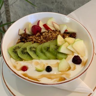 Domaća granola sa grčkim jogurtom i svježim voćem