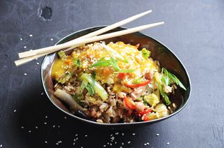 Wok orez, carne pui, sos curry, ou si legume