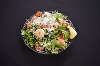 Salată cu creveți și parmezan