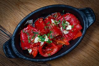 Salată de ardei copţi marinaţi