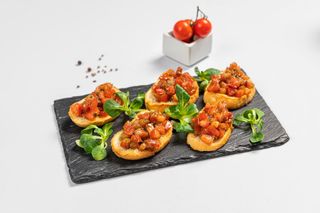 Bruschete cu roșii și busuioc