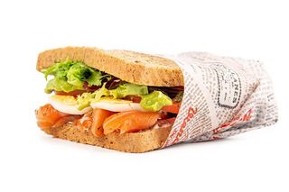 Sandwichaco de salmón, huevo y mézclum