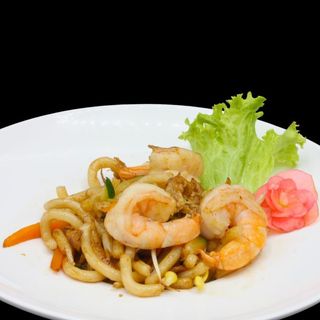 Yaki udon con verdure e gamberi