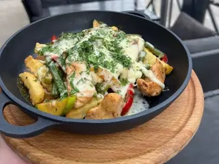 Сковорідка з куркою і овочами