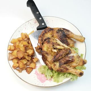 galletto cu cartofi prăjiți în coajă, usturoi și pătrunjel