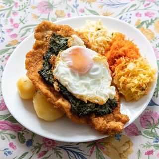 Schabowy ze szpinakiem i jajkiem sadzonym z dodatkami do wyboru