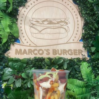 Ración de salchipapas sin gluten