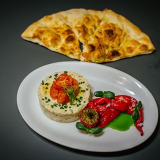 Salată de vinete cu ardei copt și roșii cherry