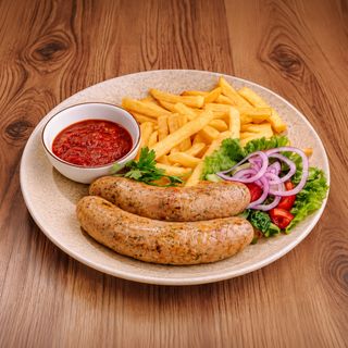Cârnăciori de pui cu cartofi pai și salată