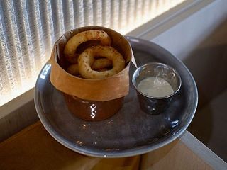 Цибулеві кільця з часниковим соусом (100g)