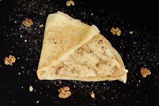 Млинець з згущеним молоком та горіхом