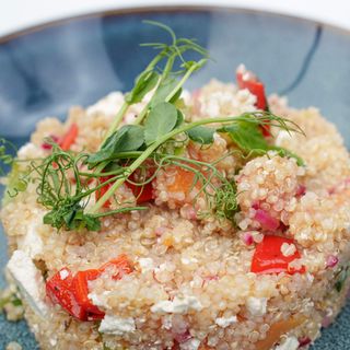 Салата с киноа, сотирани чушки и сладък картоф