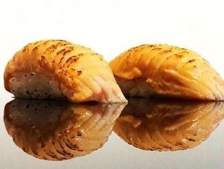 Nigiri z opalanym łososiem 2 szt.