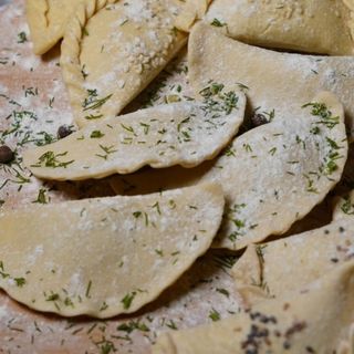  Мини-чебуреки с сыром и шпинатом