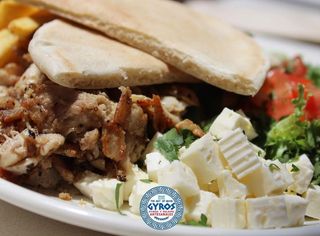 Gyro De Pollo Con Feta