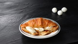 კრუასანი ქათმით,პესტოთი და მოცარელათი