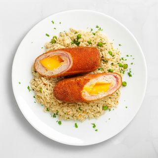 M1-Zagorski pileći odrezak punjen špekom i svj. sirom+ prilog