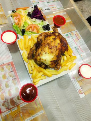 2 Pollo A L'Ast Entero Con Patatas Y Ensalada Verde