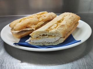 Bocadillo Pechuga Con Queso y Huevo