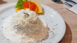 Mămăligă cu brânză și smântână