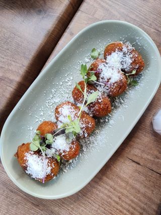 Croquetas de cebolla caramelizada y gorgonzola (6 pzs.)