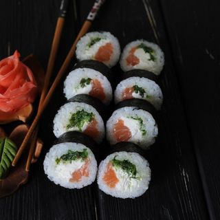 Футомакі з лососем та чукою