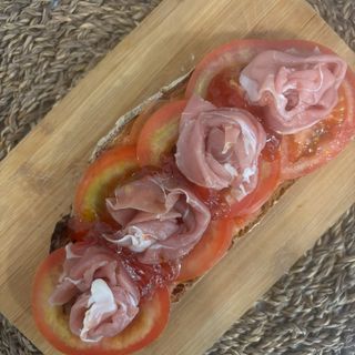 Tosta de jamón y tomate 