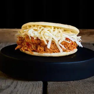Arepa ternera desmechada, queso blanco rallado
