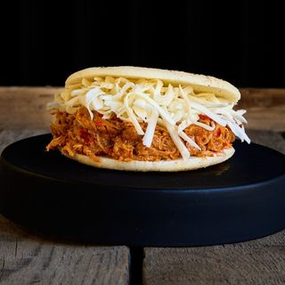 Arepa ternera desmechada, queso blanco rallado 