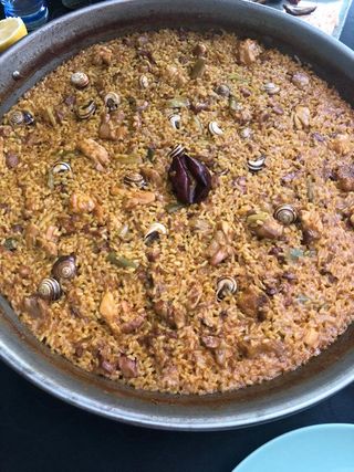 Paella Con Pollo Y Caracoles (Para 2 Personas)